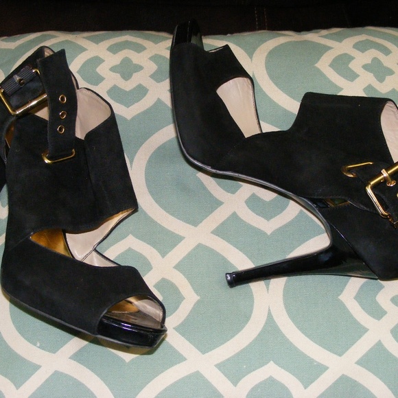 Nine West Shoes - Nine West Gold Buckle Heels Size 10  EUC